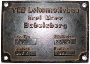 Fabrikschild VEB Lokomotivbau Karl Marx, Babelsberg. Fabriknummer: 270081, Baujahr: 1963. Aluminiumguss rechteckig, Riffelgrund mit Rand. BxH= 213 x 152 mm. Das Fabrikschild ist von der DRo 106 081.