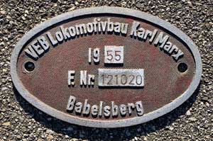 Fabrikschild VEB Lokomotivbau Karl  Marx, Babelsberg: Fabriknummer: 121020, Baujahr: 1955. Aluminiumguss, oval, Riffelgrund mit Rand. BxH = 215 x 137 mm. Das Fabrikschild ist von der DRo 65 1022.