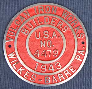 Fabrikschild Vulcan Iron Works, Wilkes-Barre: Fabriknummer: 4479, Baujahr: 1943. Eisenguss rund, glatt mit Rand. D = 295 mm. Das Schild ist ein Eigentumsschild der US-Army. Die Maschine 0-3-3T, verbleib bei der SNCF, als 030 Tu 3.