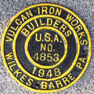 Fabrikschild Vulcan-Iron-Works: Fabriknummer: 4853, Baujahr: 1948. Eisenguss, rund,  glatt mit Rand. D= 235mm. Das Schild ist von der TCDD 56.338 (Skyliner).