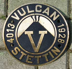 Fabrikschild Vulcan, Stettin, Fabriknummer: 4013, Baujahr: 1928, Messingguss rund, Riffelgrund mit Rand (GMsmR), Zylinderschild. Das Schild ist von der DRG 64 185