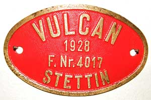 Fabrikschild Vulcan, Stettin. Fabriknummer: 4017,  Baujahr: 1928, Messingguss oval, Riffelgrund mit Rand. Das Schild ist von der DRG 64-212. BxH  = 215x134mm.