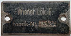 Fabrikschild WLF Wiener Lokfabrik, Floridsdorf: Fabriknummer: 17292, Baujahr: -. Stahlblech geprägt, rechteckig, glatt mit Rand. BxH = 104 x 52 mm. Das Rahmenschild ist von der DRB 52-3780, später bei der BDZ 15-144.