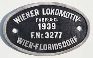 Fabrikschild Wiener Lokomotiv- Fabr.-A.-G., Wien-Floridsdorf. Fabriknummer: 3277, Baujahr: 1939, Aluminiumguss, rechteckig, Riffelgrund mit Rand. Das Schild ist ein Rahmenschild von der DRB 86 374.