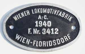 Fabrikschild Wiener Lokomotivfabrik, Wien-Floridsdorf, Fabriknummer: 9523, Baujahr: 1942, Aluminiumguss oval, Riffelgrund mit Rand (GAlmR). Das Schild ist von der DRB 50 692