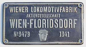 Fabrikschild Wiener Lokomotivfabrik Aktiengesellschaft, Wien-Floridsdorf. Fabriknummer: 9479, Baujahr: 1941, Aluminiumguss, rechteckig, Riffelgrund mit Rand. Das Schild ist ein Seitenschild von der DRB 86 451.