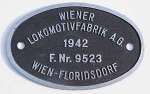 Fabrikschild Wiener Lokomotivfabrik AG, Wien-Floridsdorf, Fabriknummer: 9523, Baujahr: 1942, Aluminiumguss oval, Riffelgrund mit Rand (GAlmR). Das Schild ist von der DRB 86 803