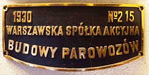 Fabrikschild Warszawska Spolka Akcyjna Budowy Parowozow, (Warschauer Lokomotivfabrik). Fabriknummer: 215, Baujahr: 1930. Messingguss rechteckig, glatt mit Rand. Domschild. Das Schild ist von der PKP Ty23-418, dann DRB 58 2591, über CSD 537.1500 zu PKP 23-186. BxH = 460 x 210 mm.