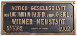 Fabrikschild Actien-Gesellschaft der Locomotiv-Fabrik vorm. G. Sigl in Wiener Neustadt. Fabriknummer: 4462, Baujahr: 1902, Messingguss, rechteckig, Riffelgrund mit Rand. Das Schild ist von der kkStB 106.91.
