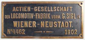 Fabrikschild Actien-Gesellschaft der Locomotiv-Fabrik vorm. G. Sigl in Wiener Neustadt. Fabriknummer: 4462, Baujahr: 1902, Messingguss, rechteckig, Riffelgrund mit Rand. Das Schild ist von der kkStB 106.91.