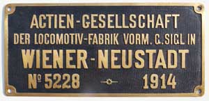 Fabrikschild Actien-Gesellschaft der Locomotiv-Fabrik vorm. G. Sigl in Wiener Neustadt. Fabriknummer: 5228, Baujahr: 1914, Messingguss, rechteckig, Riffelgrund mit Rand. Das Schild ist von der kkStB, später BBÖ 170.237, dann DRB 56 3125.