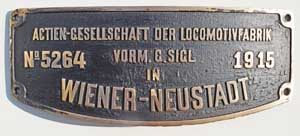 Fabrikschild Actien-Gesellschaft der Locomotiv-Fabrik vorm. G. Sigl in Wiener Neustadt. Fabriknummer: 4462, Baujahr: 1902, Messingguss, rechteckig, Riffelgrund mit Rand, Domschild. Das Schild ist von der kkStB Nr. ?.
