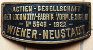 Fabrikschild der Actien-Gesellschaft der Locomotiv-Fabrik vorm. G. Siegl,  in Wiener-Neustadt. Fabriknummer: 5648, Baujahr: 1922. Messingguss ~rechteckig, Riffelgrund mit Rand, Domschild.