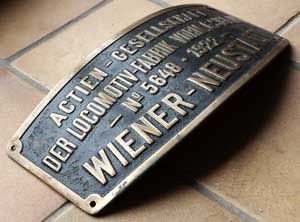 Fabrikschild der Actien-Gesellschaft der Locomotiv-Fabrik vorm. G. Siegl,  in Wiener-Neustadt. Fabriknummer: 5648, Baujahr: 1922. Messingguss ~rechteckig, Riffelgrund mit Rand, Domschild.