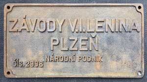 Fabrikschild Závody V.I. Lenina, Plzen, Fabriknummer: 2986, Baujahr: 1954. Eisenguss, rechteckig, grober Riffelgrund mit Rand. BxH = 296 x 149 mm. Das Fabrikschild ist von der CSD 556.0219.