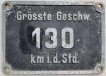 Deutschland (DR), Geschwindigkeitsschild der DRG: Grösste Geschw. 130 km i.d.Std. Aluminiumguss, rechteckig, Riffelgrund mit Rand. BxH = 148 x 106 mm. Das Schild ist von der Baureihe E04 09-23.