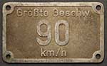 Deutschland (BRD), Lokschild der DB: 90 km/h, GAlR (Guss-Aluminium-mit-Rand). Das Schild ist von einer Dampflokomotive der Baureihe 24, 41, 45 oder 64.