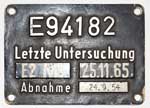 Innenschild E94 182 mit Untersuchungsdaten, Aluminiumguss