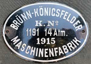 Fabrikschild Brünn-Königsfelder Maschinenfabrik. Fabriknummer: 1191, Baujahr: 1915. Emaille oval, hochglänzend. BxH= 320 x 165 mm. Das Kesselschild ist von einer BR 80 der BBÖ.
