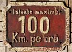 Rumänien, Geschwindigkeitsschild der CFR: 100 km pe orá, Eisenguss rechteckig, glatt mit Rand. Mehrere Originalfarbschichten vorhanden. Das Schild ist von einer 230er Dampflokomotive.