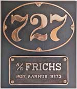 Dnemark, Danske Statsbaner (DSB), Lokschild 727, Baureihe S. Messingguss oval, Riffelgrund mit Rand. BxH = 300 x 240 mm. Mit Fabrikschild A/S Frichs aus Aarhus, Fabrik-Nr. 73, Baujahr: 1927.