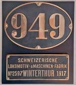 Dnemark, Danske Statsbaner (DSB), Lokschild 949, Baureihe R. Messingguss oval, Riffelgrund mit Rand. BxH = 300 x 240 mm. Mit Fabrikschild SLM aus Winterthur, Fabrik-Nr. 2597, Baujahr: 1917.