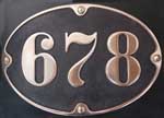 Dänemark, Danske Statsbaner (DSB), Lokschild 678, Baureihe F. Messingguss oval ,Riffelgrund mit Rand. BxH = 300 x 240 mm.