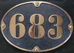 Dänemark, Danske Statsbaner (DSB), Lokschild 683, Baureihe F. Messingguss oval, Riffelgrund mit Rand. BxH = 300 x 240 mm.