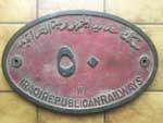 Lokschild der IRR (Iraqi-Republican-Railways): Class W, Nr. 50, Guss-Messing-Oval, mit Rand, rot lackiert, Gewicht = 10 kg. BxH = 455 x 302 mm.