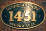Nederland, Lokschild der Nederlandsche Spoorwegen (NS): 1451. Guss-Messing-Groß, glatt mit Rand. BxH = 600 x 400 mm.