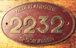 Nederland, Lokschild der Nederlandsche Spoorwegen (NS): 2232 (Dampflok). Guss-Messing-Groß, Riffelgrund mit Rand. BxH = 600 x 400 mm.