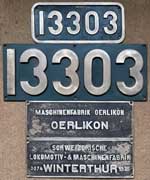 Schweiz, Lokschild der SBB: 13303, Messingguss rechteckig, glatt mit Rand, ohne Rand und die zugehörigen Fabrikschilder mit Riffelgrund und Rand (GMs). BxH = 515 x 235 mm. Dieser schöne Schildersatz ist von einer Elektrolokomotive Ce 6/8 III, genannt "Krokodil".