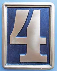 Lokschild "4", Messingguss, glatt mit Rand. BxH =&nbsp;260 x 200 mm. Das Nummernschild ist von der  Lokomotive Nr. 4. Diese war im Einsatz bei der AG- Weser. Das Schild  �berlebte nur, da ein Mitarbeiter die "Hausnummer 4" hatte. Hersteller: Hanomag, Fabriknummer 5429, Baujahr 1909. Typ "Pledgery", eine Bn2t bei der AG Weser (Aktiengesellschaft Weser, eine Schiffswerft in Bremen- Gr�pelingen).