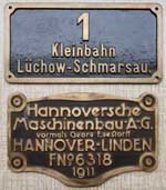 Deutschland (Nebenbahn), Lokschild der Kleinbahn Lüchow-Schmarsauer Eisenbahn, Lok Nr.1, Messingguss rechteckig, Riffelgrund mit Rand, mit Fabrikschild Hanomag 6318, 1911 von Lok Nr. 2.