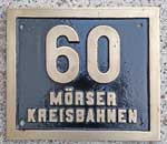 Deutschland (BRD), Lokschild der Mörser Kreisbahnen. Lokschild 60, Messingguss, Riffelgrund mit Rand. BxH =  x  mm.