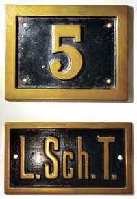 Fabrikschild Krauss&Comp. Aktiengesellschaft, M�nchen. Fabriknummer: 6967, Baujahr: 1914. Messingguss oval, Riffelgrund mit Rand. BxH = 350 x 230 mm. Das Schild ist von der Schaftlach-Gmund-Tegernsee - Tegernseebahn, Lok "5".