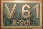 Deutschland (BRD), Lokschild Kiel-Schneberger Eisenbahn. Lokschild V 61, Messingguss, glatt mit Rand. BxH =  x mm. Das Schild ist von der MaK-600D, Fabrik-Nr.: 500012, Baujahr: 1955. BxH = 373 x 254 mm.