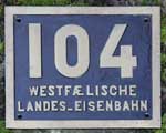Deutschland (BRD), Lokschild einer Privatbahn mit Eigentumskennzeichnung der WLE (Westfälische Landes-Eisenbahn):  104, Messingguss, glatter Grrund mit Rand.  BxH = 374 x 313 mm.