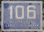 Deutschland (BRD), Lokschild einer Privatbahn mit Eigentumskennzeichnung der WLE (Westfälische Landes-Eisenbahn): 106, Messingguss, Riffelgrund mit Rand. BxH = 370 x 310 mm.