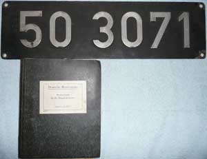 Schild und Betriebsbuch der DB 50 3071, Niet-Alu-Rund