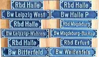Deutschland (DDR), Lokschild der DRo: Heimatschilder von Elektroloks, Sogenannte Schmuckschilder. Aluminiumguss,  Riffelgrund mit Rand. Alle Direktions- und Betriebswerkschilder auf einem Photo.