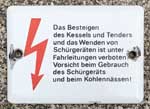 Deutschland (DDR), Dampflokschild der DRo: "Das Besteigen des Kessels...". Emailguss (G-Email). BxH = 150 x 108 mm.  Das Schild ist von einer Dampflokomotive der DRo.