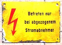 Innenschild einer Elektrolokomotive: Betreten nur bei abgezogenem Stromabnehmer