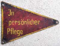 Deutschland (DDR), Luninwimpel" vom Führerhaus einer DRo-Dampflokomotive, "in persönlicher Pflege". Ausführung: lackiert, bzw. gemalt. BxH = 370 x 250mm.