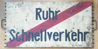 DRG-Schild: Blech, rechteckig. Ausführung: glatt, weiß mit rotem Band. Schild vom Ruhr-Schnellverkehr der DRG.