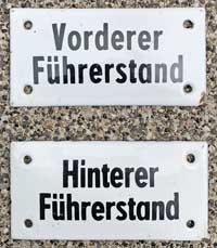 Deutschland (DDR), Führerstandsinnenschilder der DRo: "Vorderer Führerstand" und "Hinterer Führerstand". Emailguss (G-Email). Die Schilder sind von einer Elektrolokomotive E94 der DRo.