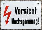 Deutschland (DDR), Maschinenrauminnenschild der DRo: "Vorsicht Hochspannung". Emailguss (G-Email). BxH = 148 x 106 mm.  Das Schild ist von einer Elektrolokomotive E94 der DRo.