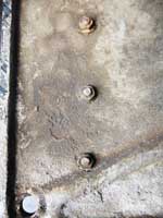 Lokschild 132 261-9, Guss-Aluminium-Rund,Kontrollziffer extra angeschraubt, Detail, Rückseite