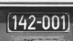 Emaille-Frontschild an der Ausstellungslok 142-001 (abweichendes Schriftbild)