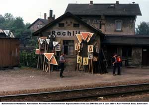Bahnmeisterei-Rochlitz, Bude mit Signalschildern, 08.06.1980, © Karl-Friedrich-Seitz
